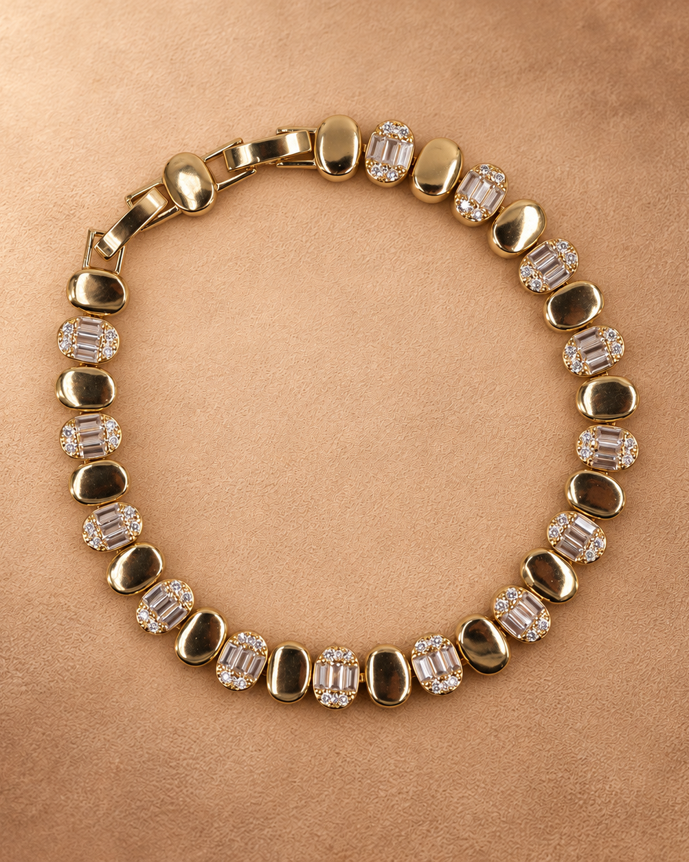 Dalia gold-plated bracelet arranged in an oval, with alternating polished oval links and clear accents.