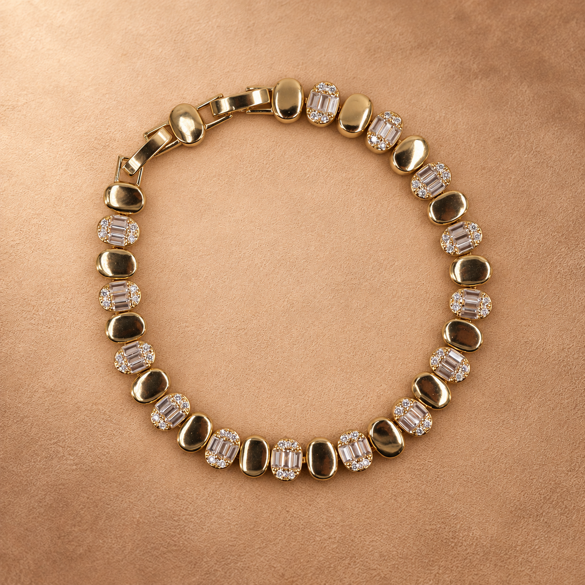 Dalia gold-plated bracelet arranged in an oval, with alternating polished oval links and clear accents.