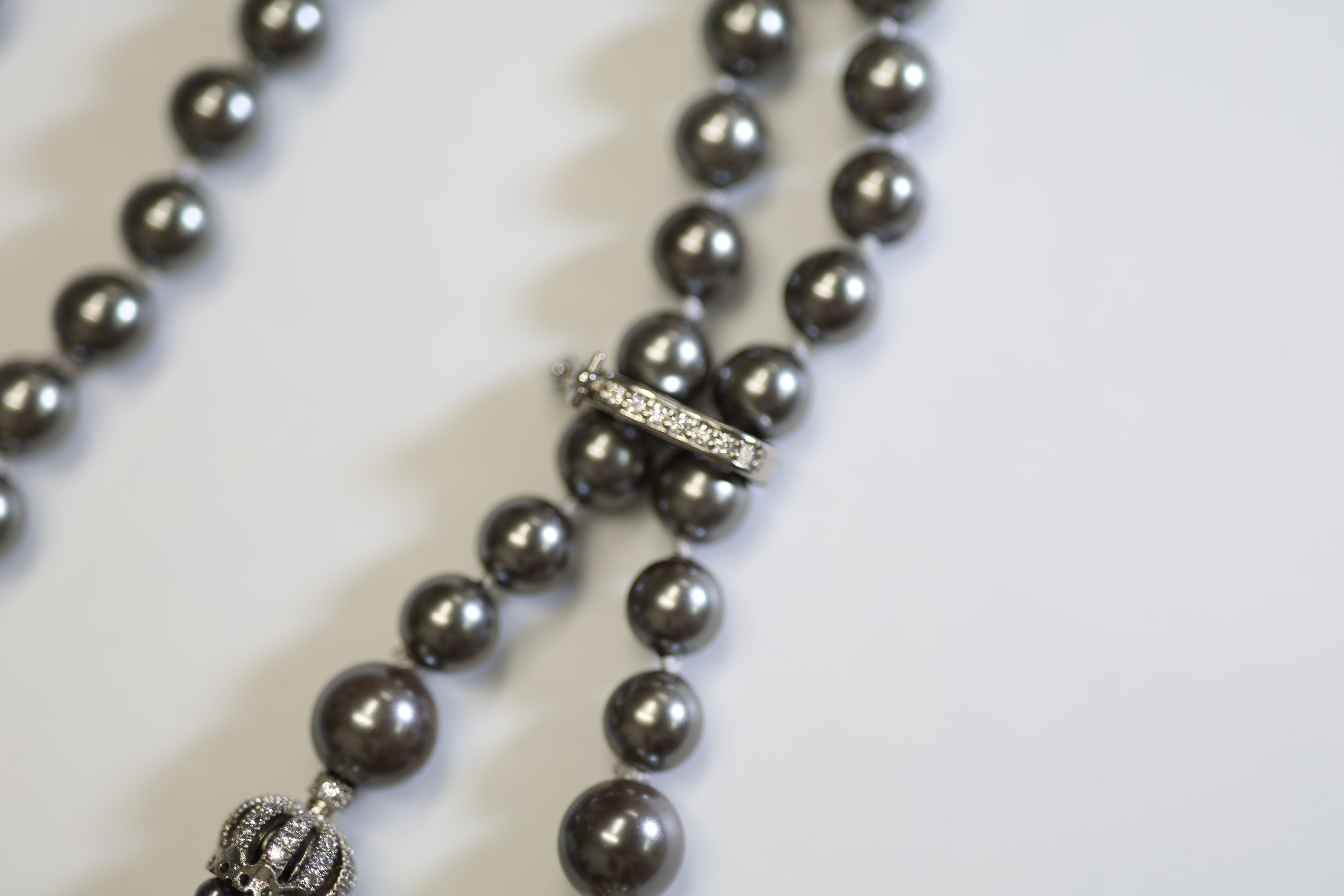 Selene Grey Shell Pearl Tassel Lariat Necklace adjustable universal clasp and tassel lariat structure detail