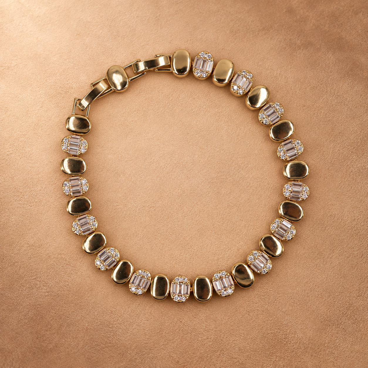 Dalia gold-plated bracelet arranged in an oval, with alternating polished oval links and clear accents.